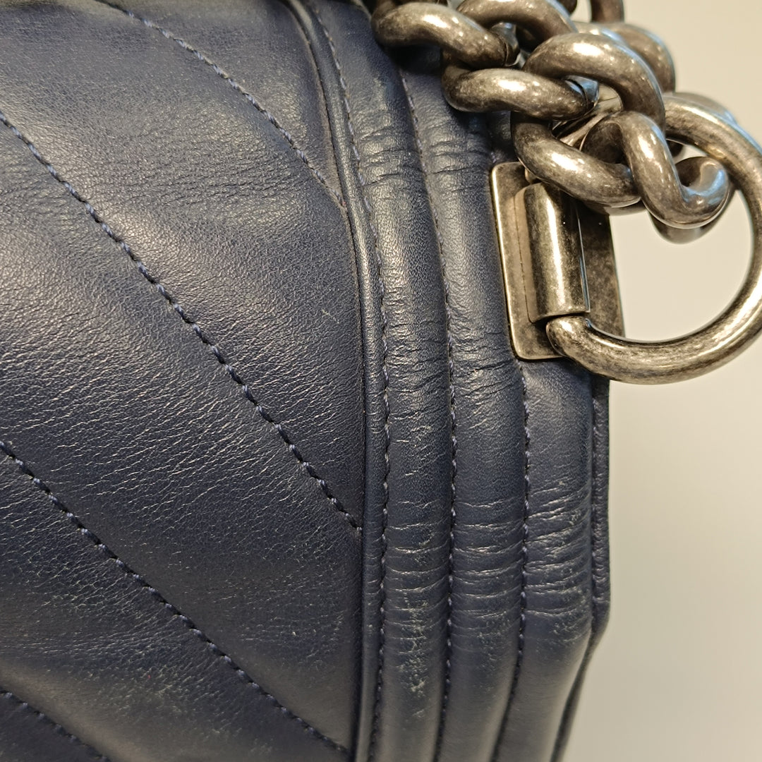 Chanel Medium Chevron Cuir d’agneau Boy à rabat