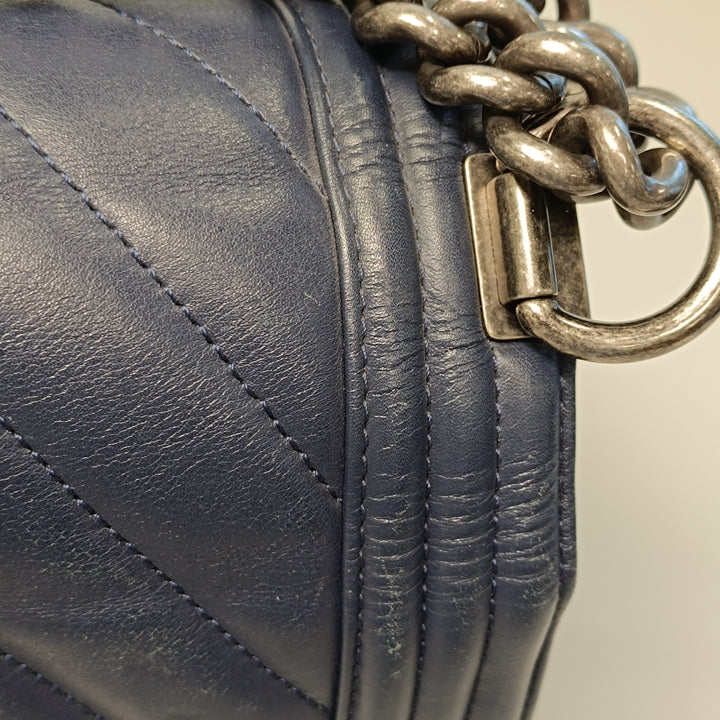 Chanel Medium Chevron Cuir d’agneau Boy à rabat