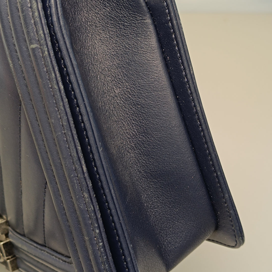 Chanel Medium Chevron Cuir d’agneau Boy à rabat