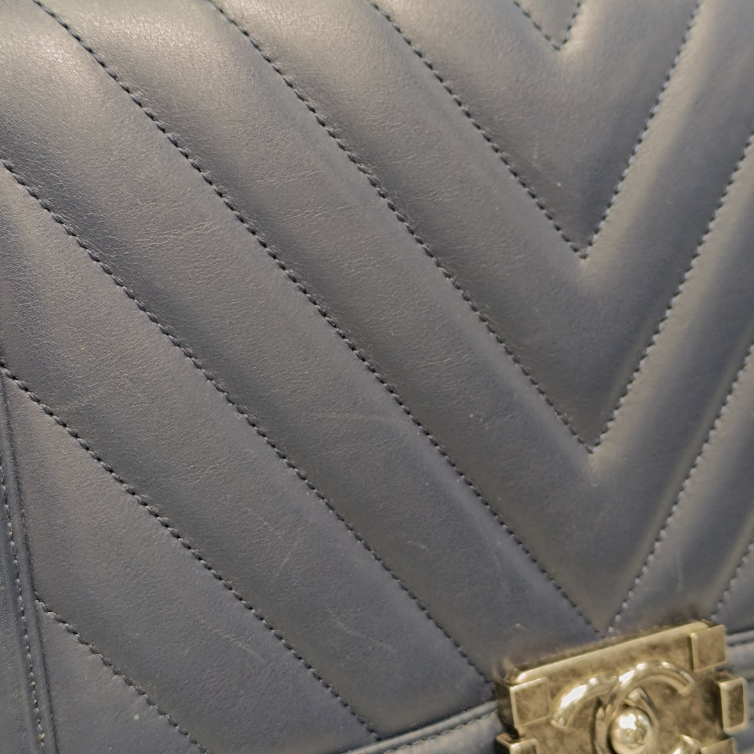 Chanel Medium Chevron Cuir d’agneau Boy à rabat