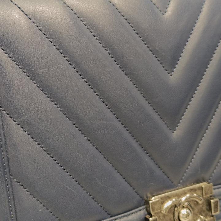 Chanel Medium Chevron Cuir d’agneau Boy à rabat