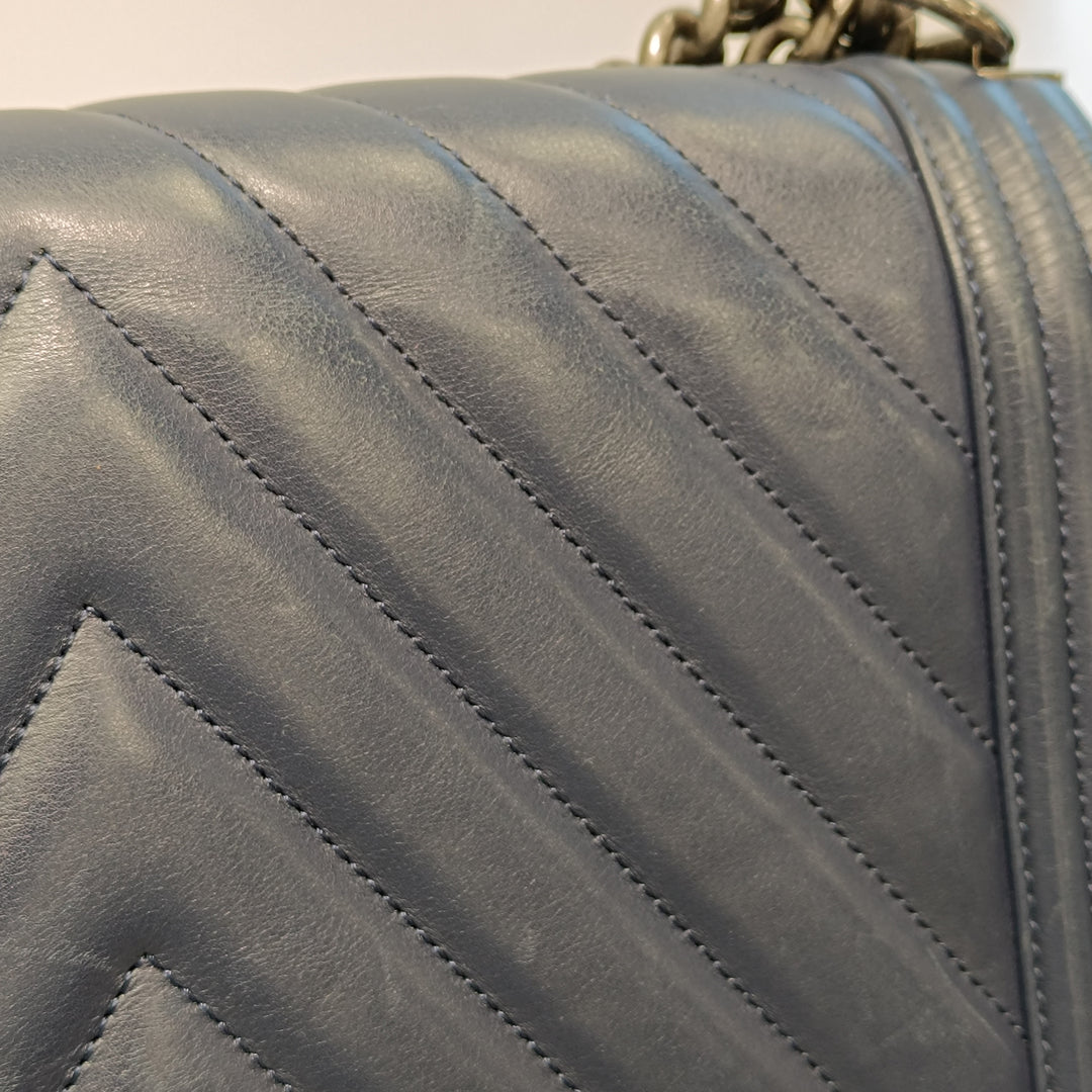 Chanel Medium Chevron Cuir d’agneau Boy à rabat