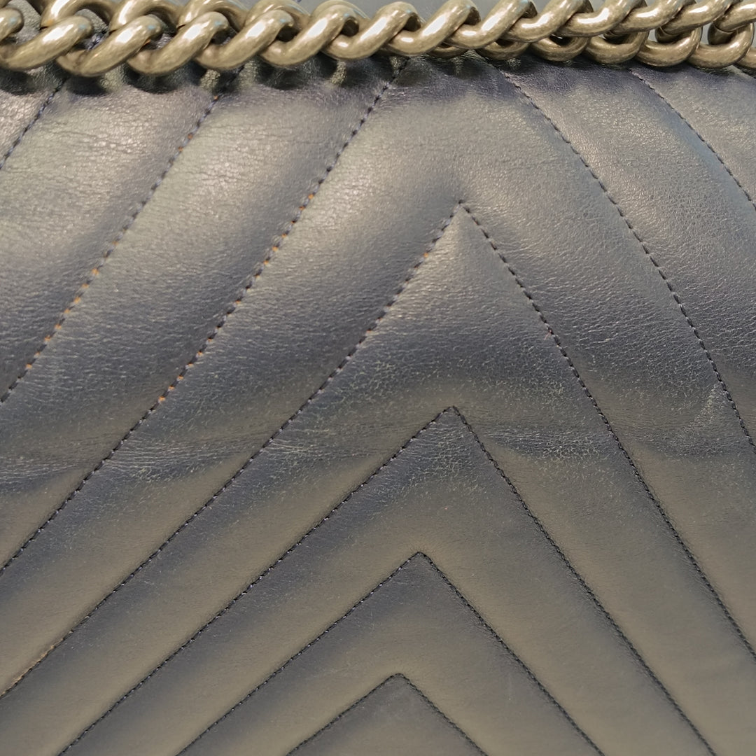 Chanel Medium Chevron Cuir d’agneau Boy à rabat