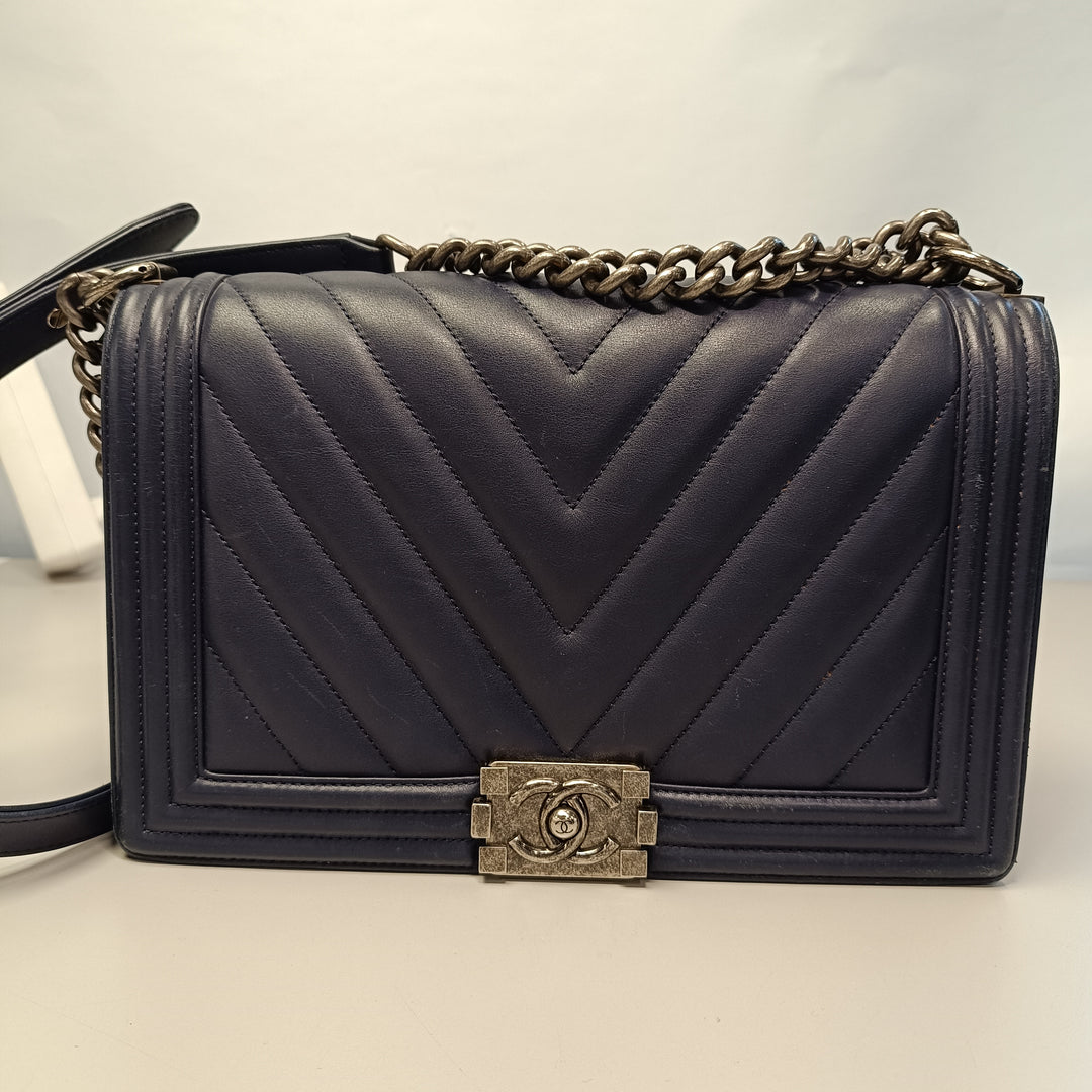 Chanel Medium Chevron Cuir d’agneau Boy à rabat