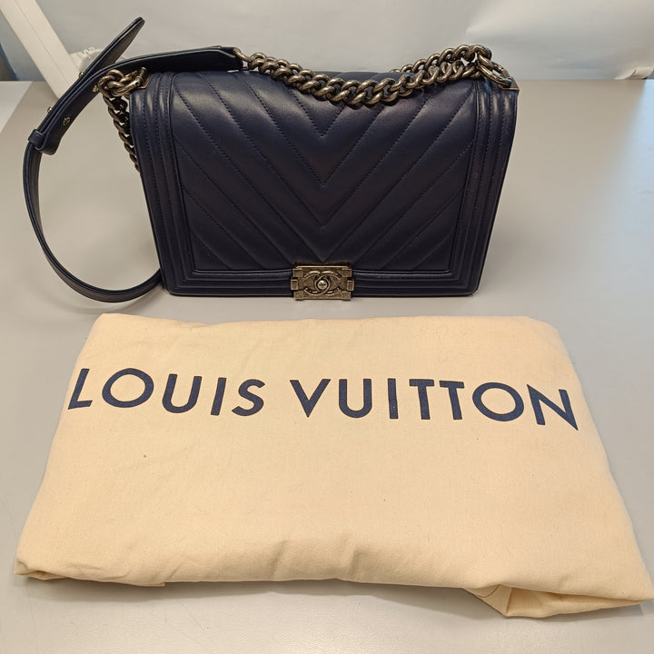 Chanel Medium Chevron Cuir d’agneau Boy à rabat