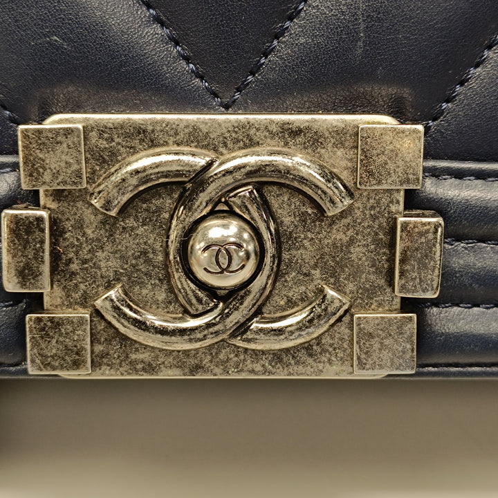 Chanel Medium Chevron Cuir d’agneau Boy à rabat