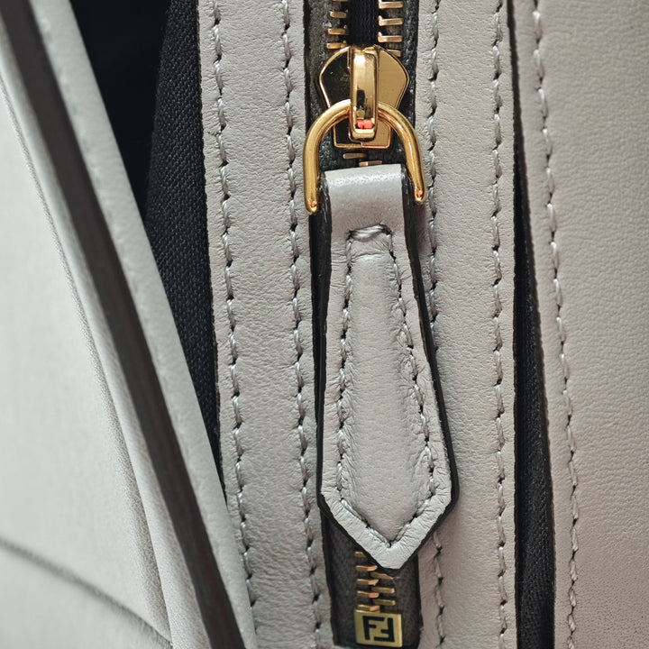 Fendi Cuir Baguette Chain Midi Sac bandoulière