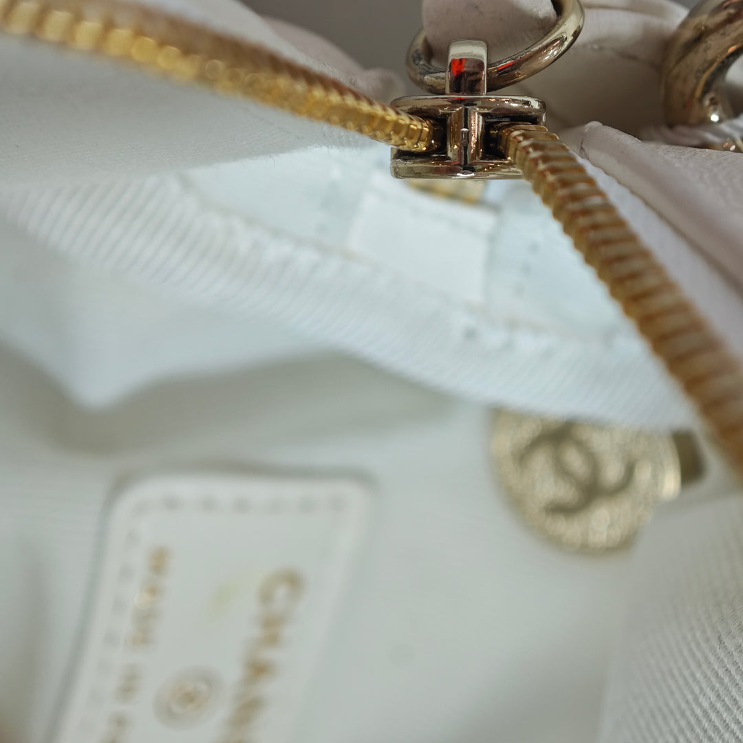 Chanel CC Matelassé Cuir d’agneau Cube Zip Pochette avec chaîne