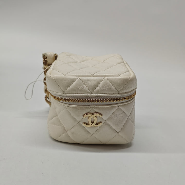 Chanel CC Matelassé Cuir d’agneau Cube Zip Pochette avec chaîne