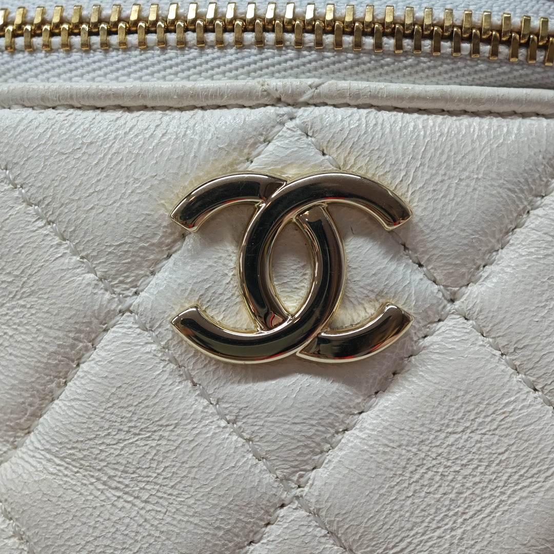 Chanel CC Matelassé Cuir d’agneau Cube Zip Pochette avec chaîne