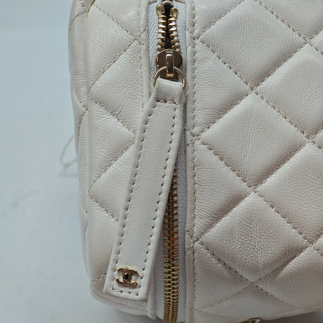 Chanel CC Matelassé Cuir d’agneau Cube Zip Pochette avec chaîne