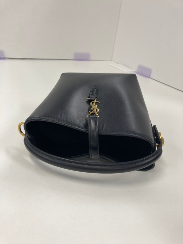 Saint Laurent Mini brillant Cuir de veau Le 37 Bucket Sac