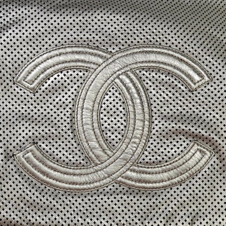 Chanel Large Metallic Glazed Cuir de veau perforé Rodeo Drive Sac