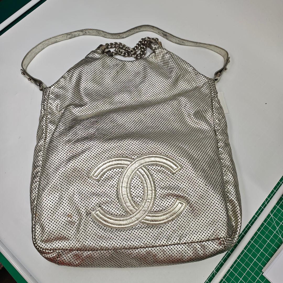 Chanel Large Metallic Glazed Cuir de veau perforé Rodeo Drive Sac