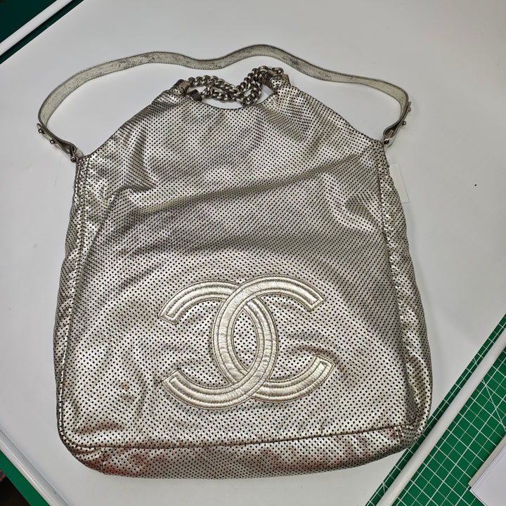 Chanel Large Metallic Glazed Cuir de veau perforé Rodeo Drive Sac