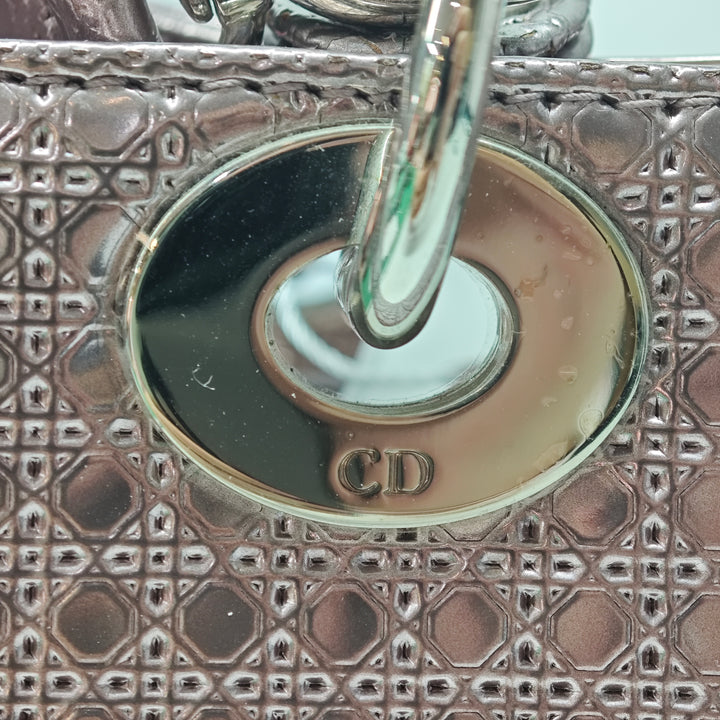 Dior Medium Metallic Cuir verni Microcannage Lady Dior