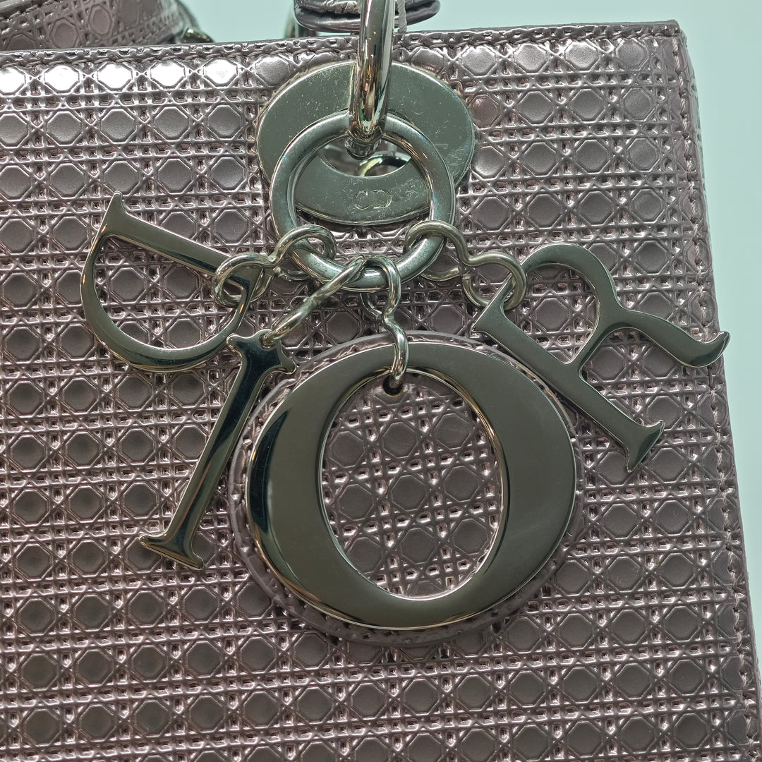 Dior Medium Metallic Cuir verni Microcannage Lady Dior