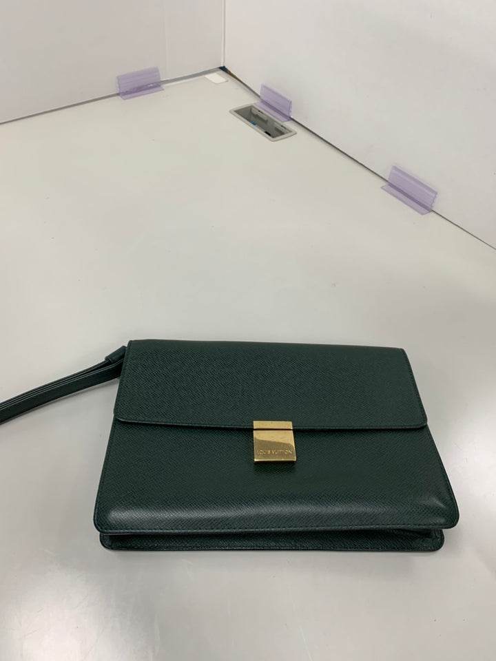 Louis Vuitton Taiga Selenga