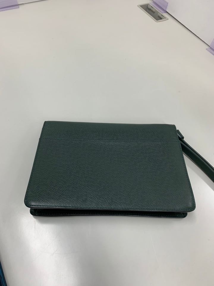 Louis Vuitton Taiga Selenga