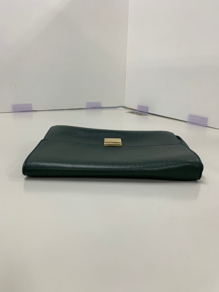 Louis Vuitton Taiga Selenga