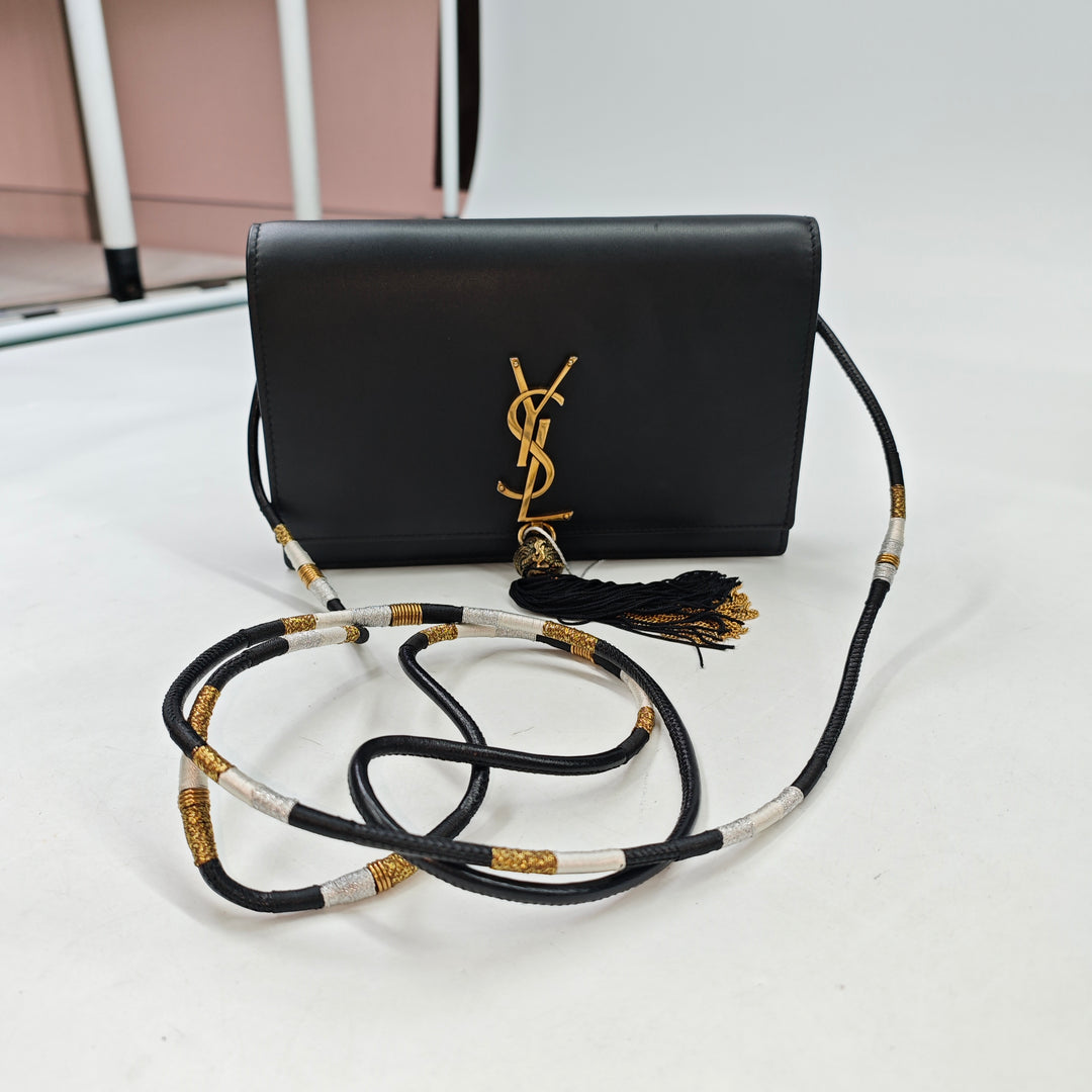 Saint Laurent Smooth Cuir de veau Monogram Kate Bicolor Pompon Portefeuille On Strap
