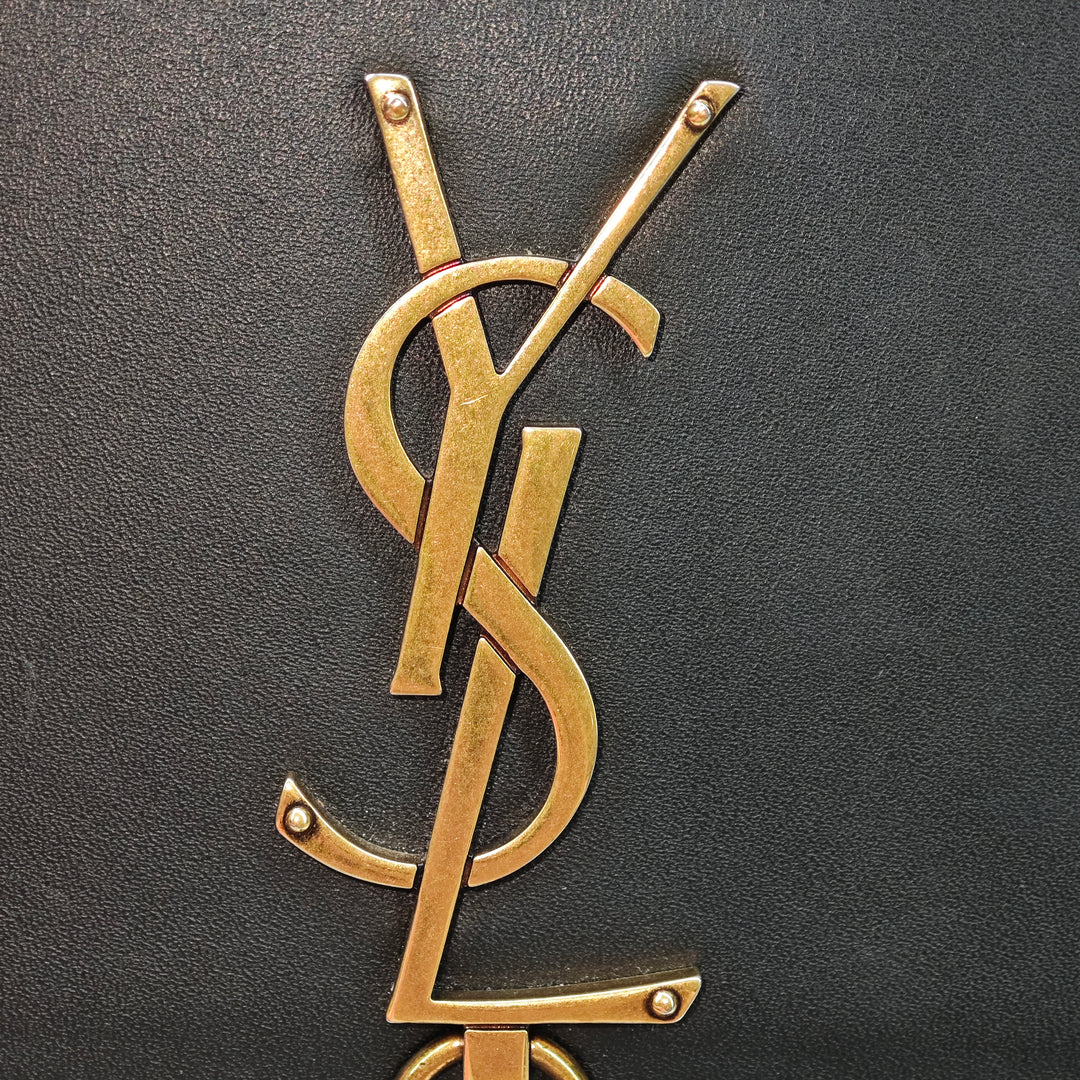 Saint Laurent Smooth Cuir de veau Monogram Kate Bicolor Pompon Portefeuille On Strap