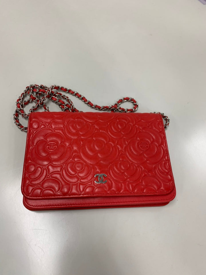 Chanel CC embossé Cuir d’agneau Camellia Wallet on Chain