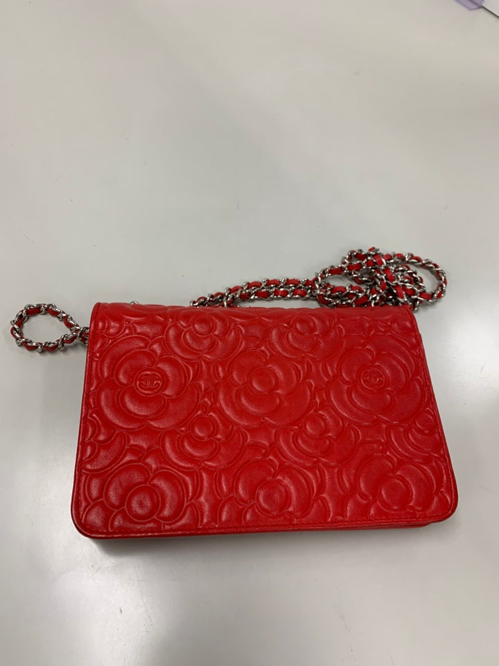 Chanel CC embossé Cuir d’agneau Camellia Wallet on Chain