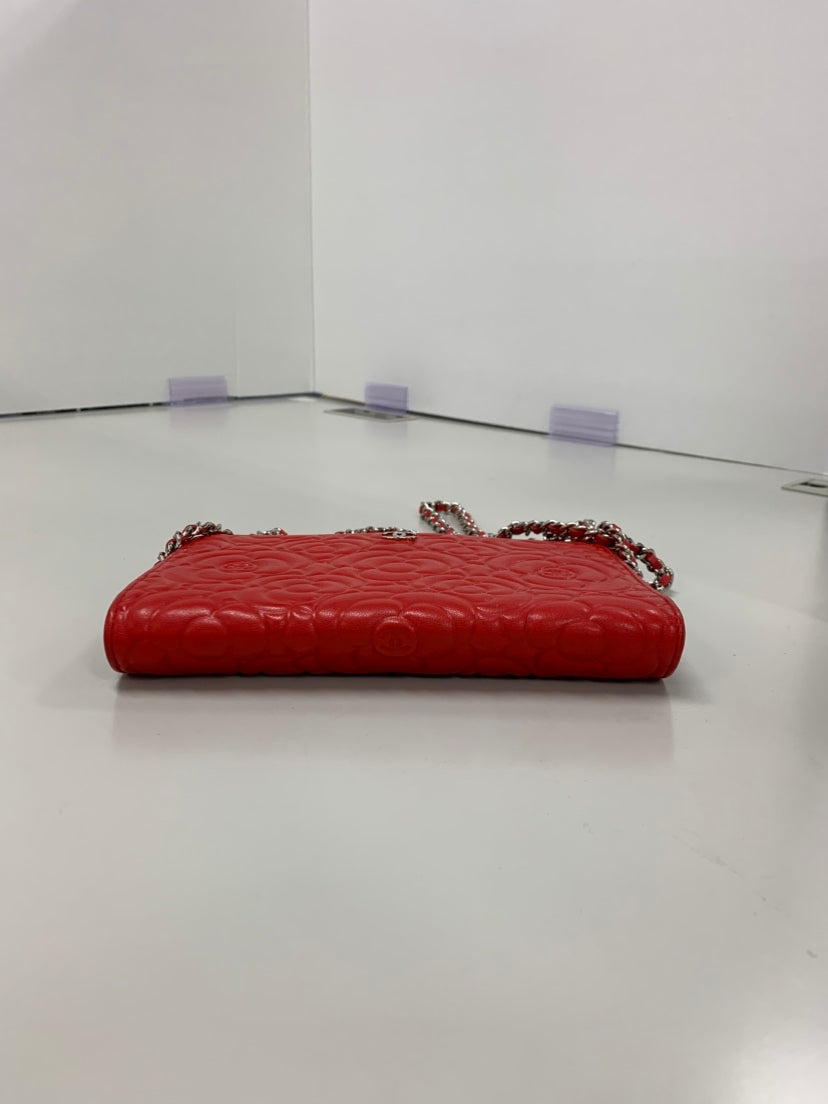 Chanel CC embossé Cuir d’agneau Camellia Wallet on Chain