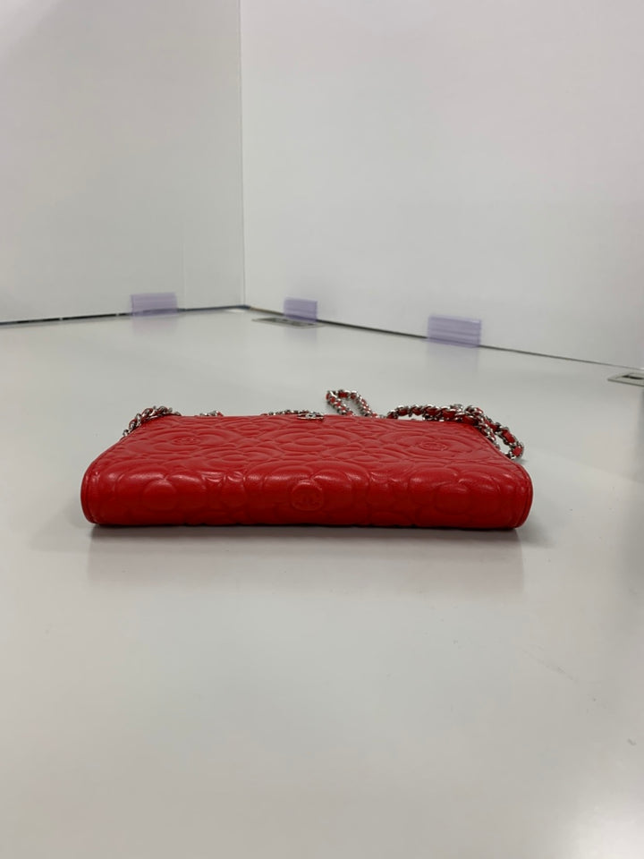 Chanel CC embossé Cuir d’agneau Camellia Wallet on Chain