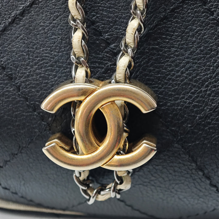 Chanel Small Bicolor Matelassé Cuir de veau Gabrielle Bucket Sac
