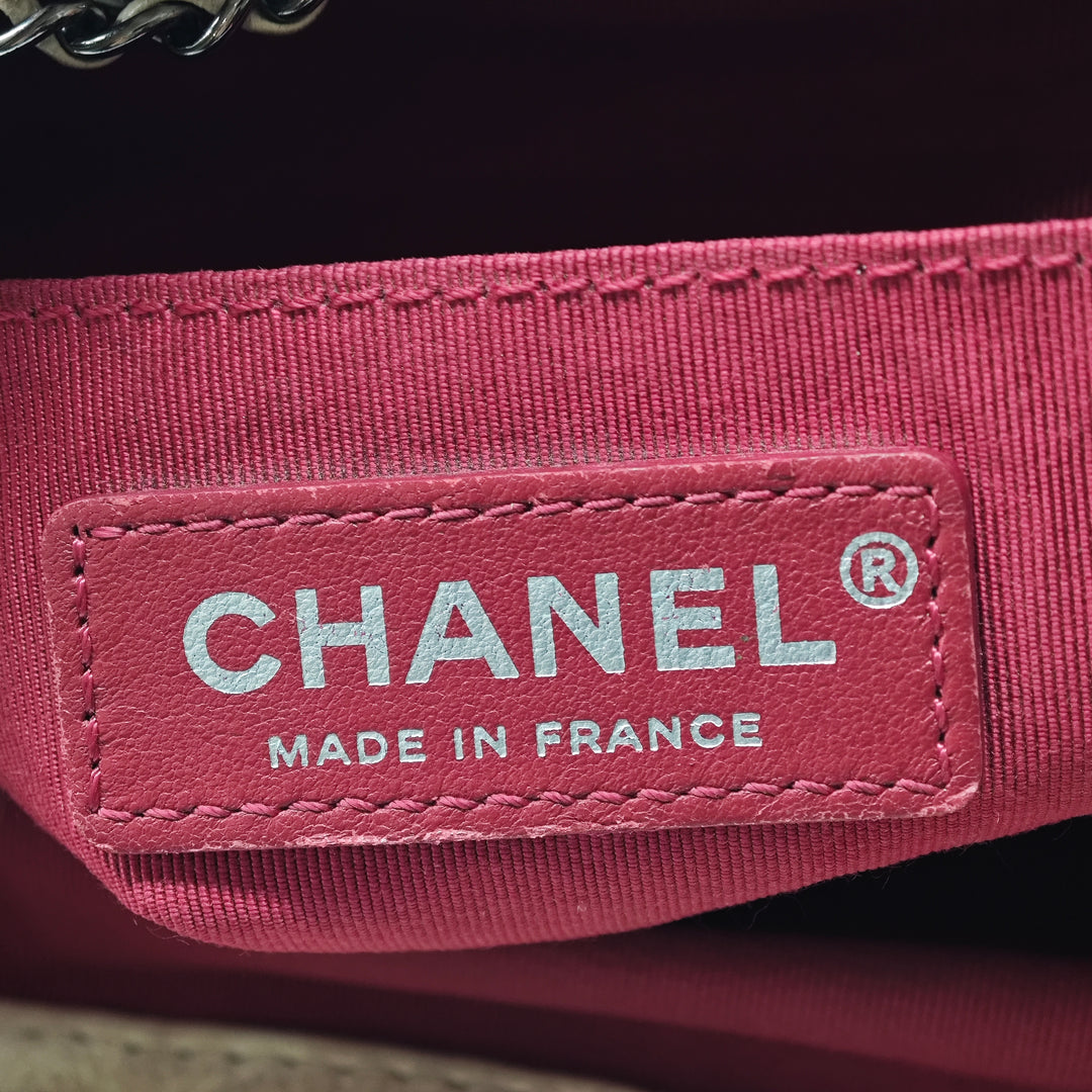 Chanel Small Bicolor Matelassé Cuir de veau Gabrielle Bucket Sac