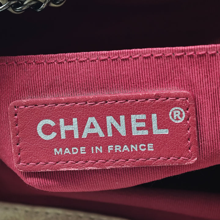 Chanel Small Bicolor Matelassé Cuir de veau Gabrielle Bucket Sac