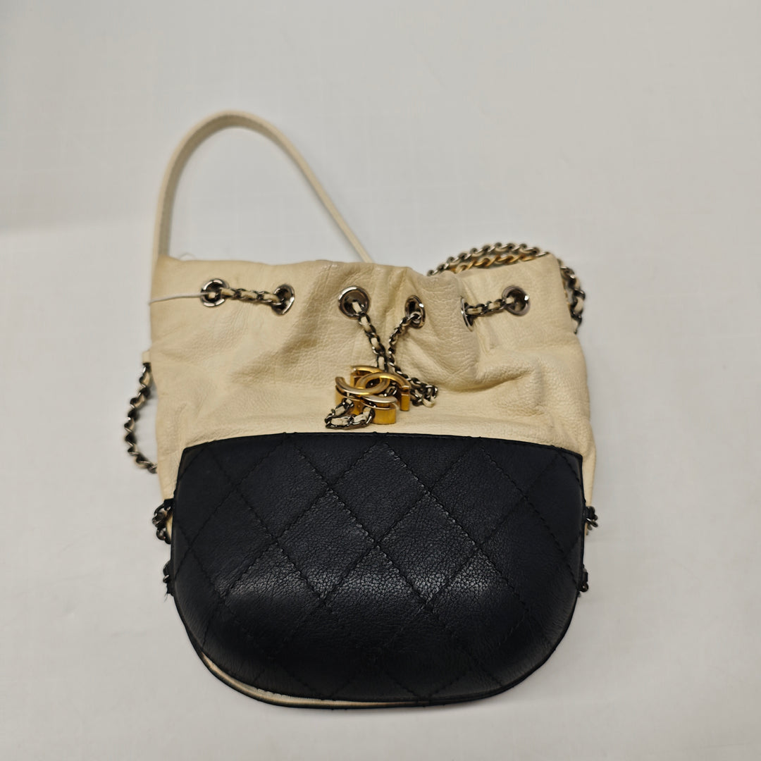 Chanel Small Bicolor Matelassé Cuir de veau Gabrielle Bucket Sac