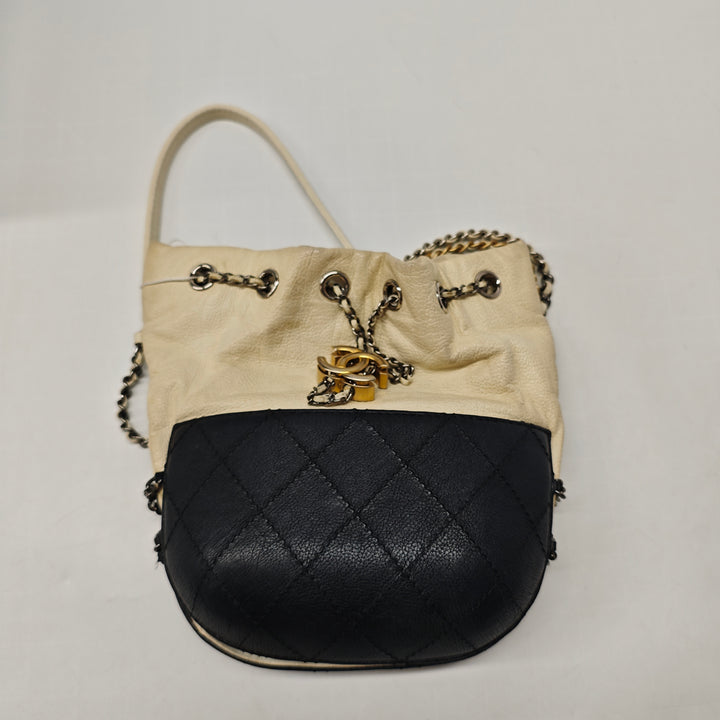 Chanel Small Bicolor Matelassé Cuir de veau Gabrielle Bucket Sac