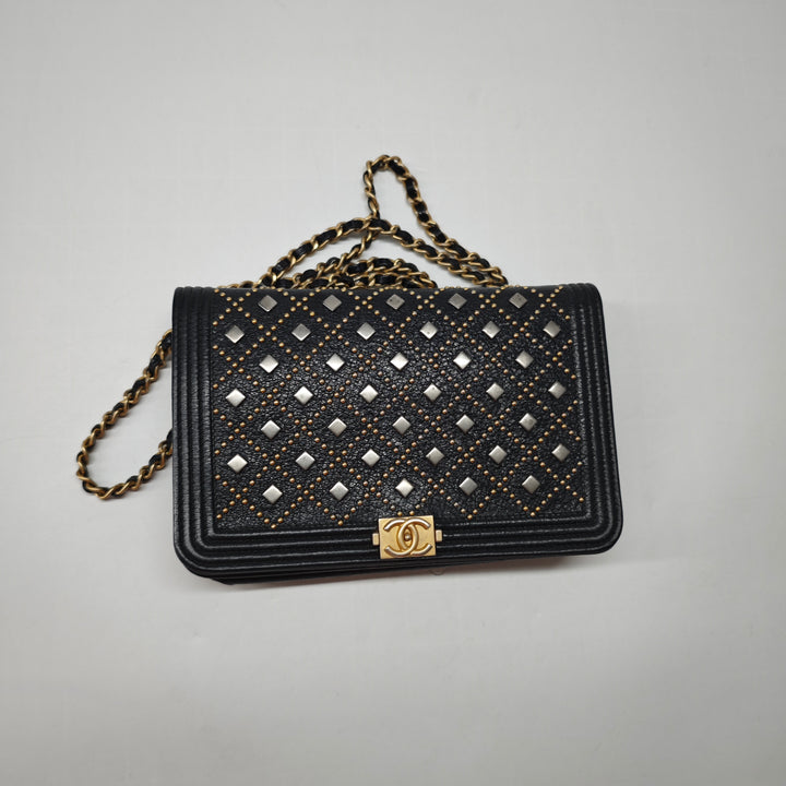 Chanel clouté Cuir de veau grainé Boy Wallet on Chain
