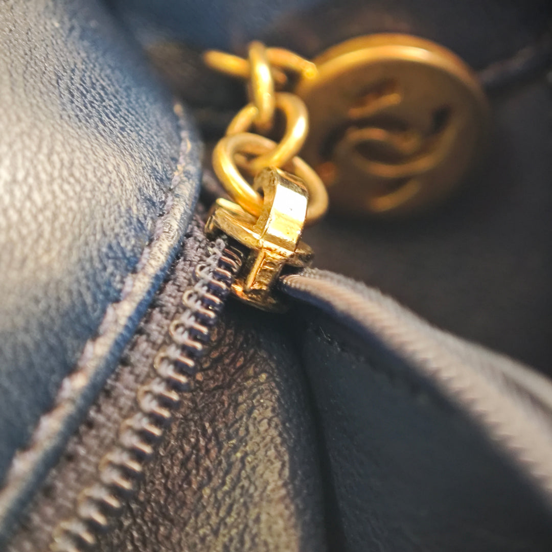 Chanel Small Reversed Chevron Cuir d’agneau à rabat