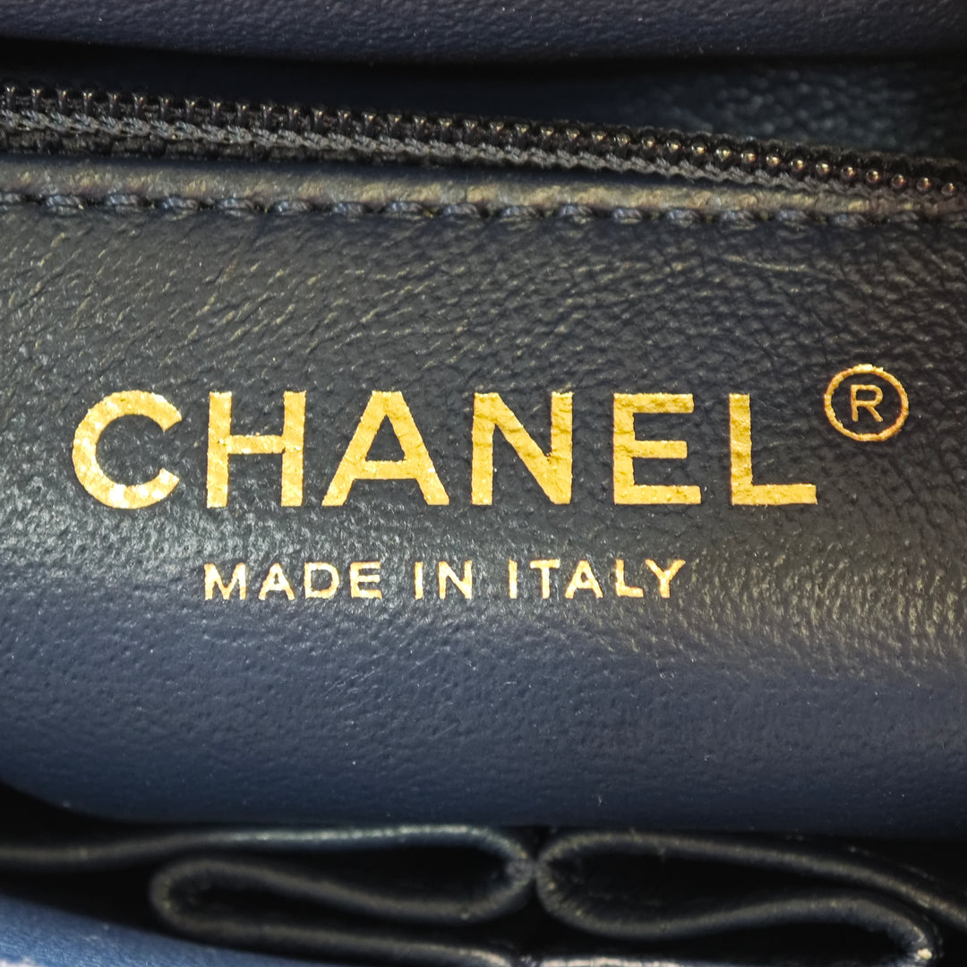 Chanel Small Reversed Chevron Cuir d’agneau à rabat