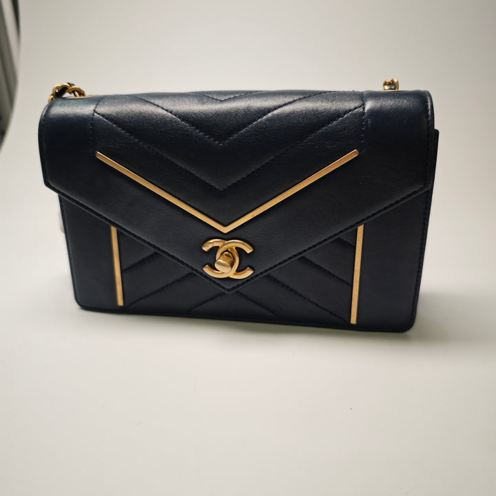 Chanel Small Reversed Chevron Cuir d’agneau à rabat