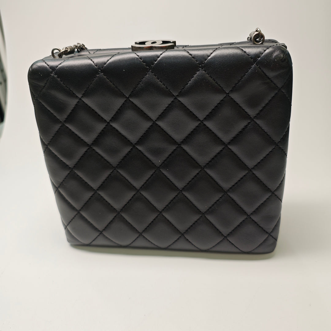 Chanel CC Matelassé Cuir d’agneau Kiss Lock Minaudiere Chain Sac porté croisé