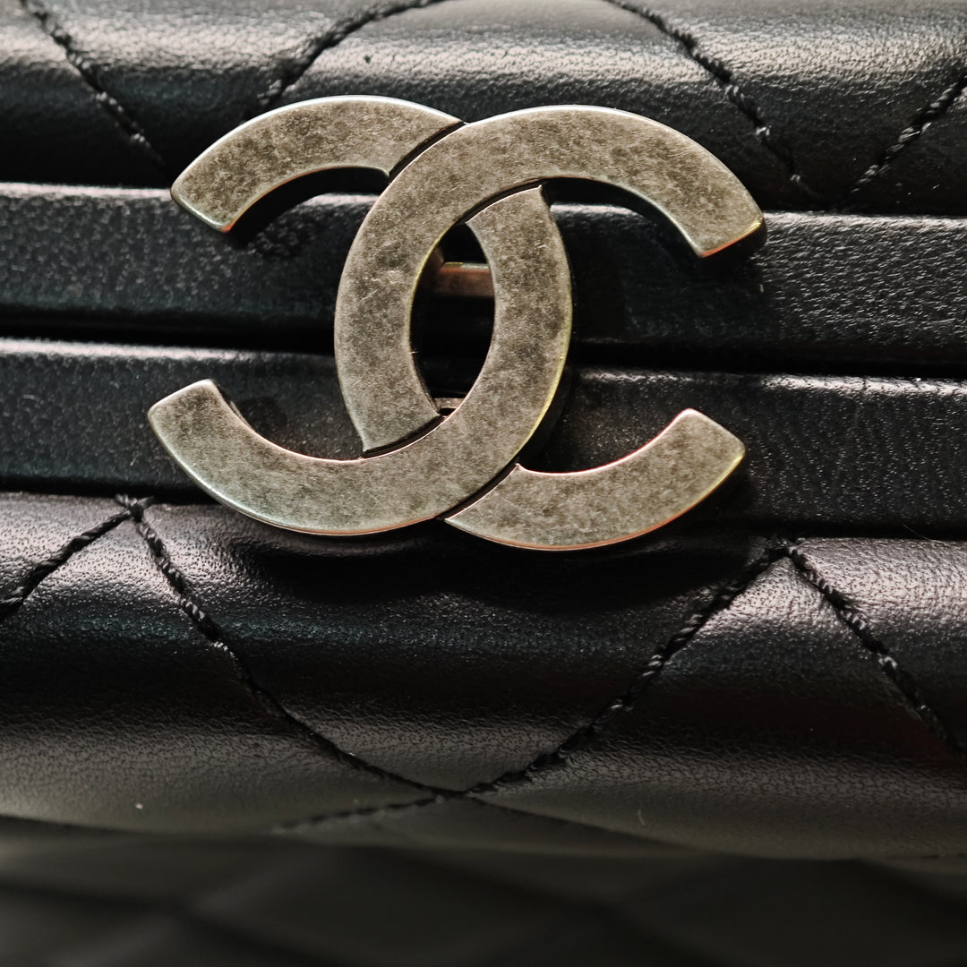 Chanel CC Matelassé Cuir d’agneau Kiss Lock Minaudiere Chain Sac porté croisé