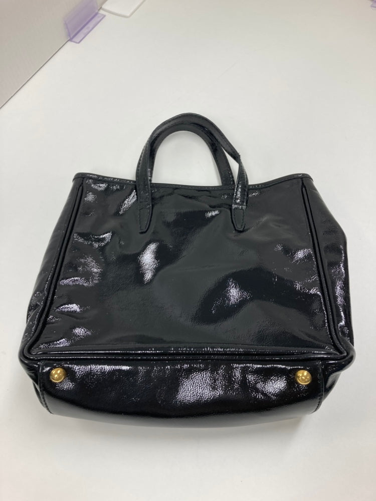 Saint Laurent Small Textured Cuir verni Y Mail Cabas