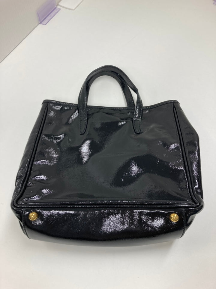 Saint Laurent Small Textured Cuir verni Y Mail Cabas