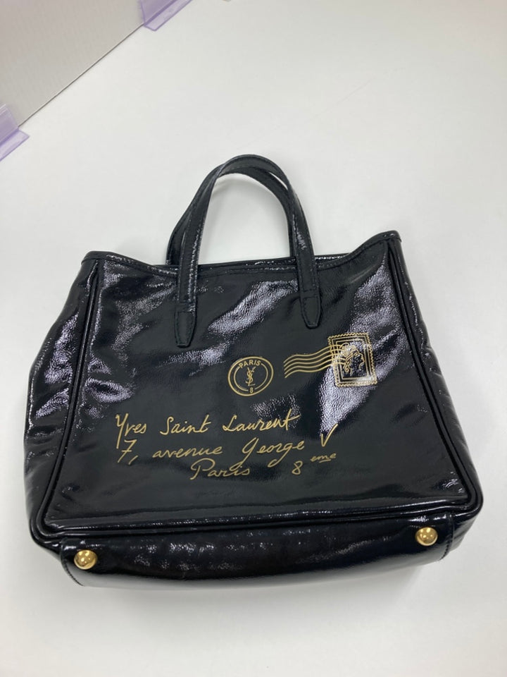 Saint Laurent Small Textured Cuir verni Y Mail Cabas