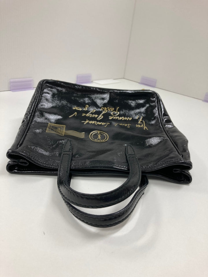 Saint Laurent Small Textured Cuir verni Y Mail Cabas
