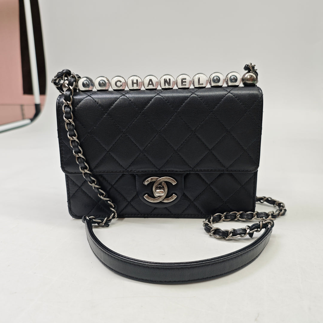 Chanel Medium Matelassé Cuir de chèvre Chic Perles à rabat