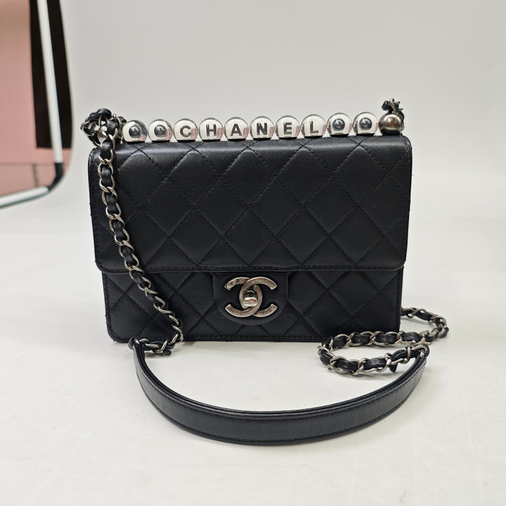 Chanel Medium Matelassé Cuir de chèvre Chic Perles à rabat
