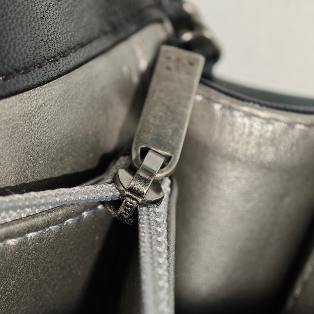 Chanel Medium Matelassé Cuir de chèvre Chic Perles à rabat