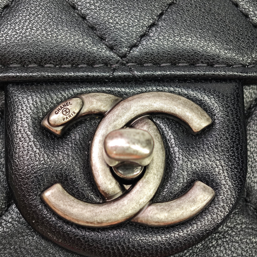 Chanel Medium Matelassé Cuir de chèvre Chic Perles à rabat