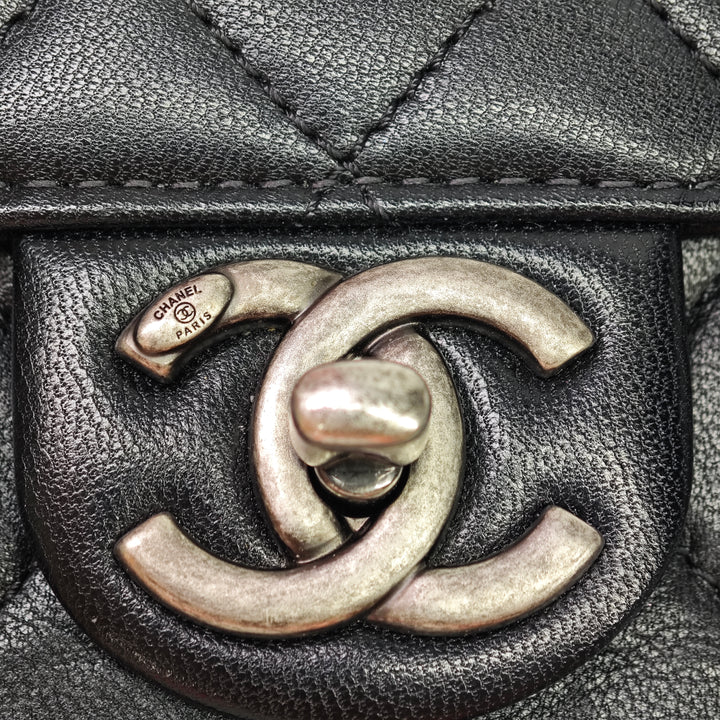 Chanel Medium Matelassé Cuir de chèvre Chic Perles à rabat